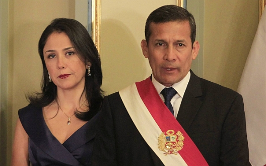 Peru's First Lady Nadine Heredia stands next to her husband President Ollanta Humala before a swearing-in ceremony at the government palace in Lima July 23, 2012. Humala named human rights lawyer Juan Jimenez prime minister on Monday as the Peruvian leader shuffled his cabinet to calm a wave of violent anti-mining protests. REUTERS/Enrique Castro-Mendivil (PERU - Tags: POLITICS)